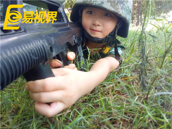 瞄準(zhǔn)目標(biāo)，準(zhǔn)備開(kāi)火