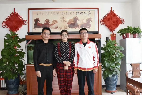 北京雙奧集團尤小龍總裁、中國著名戲歌雙棲明星、66國選美國際皇后王光姣與易視界陶總合影