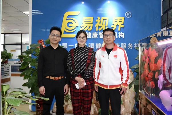 北京雙奧集團尤小龍總裁、中國著名戲歌雙棲明星、66國選美國際皇后王光姣與易視界陶總合影