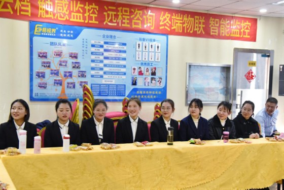 河南經(jīng)貿(mào)院校知名蒞臨鄭州易視界實(shí)業(yè)參觀(guān)指導(dǎo) 圖五