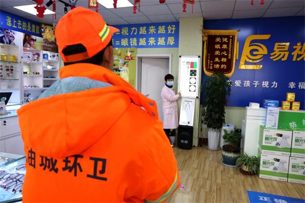 愛(ài)心聚焦！易視界300多副老花鏡暖了環(huán)衛(wèi)工人的心！